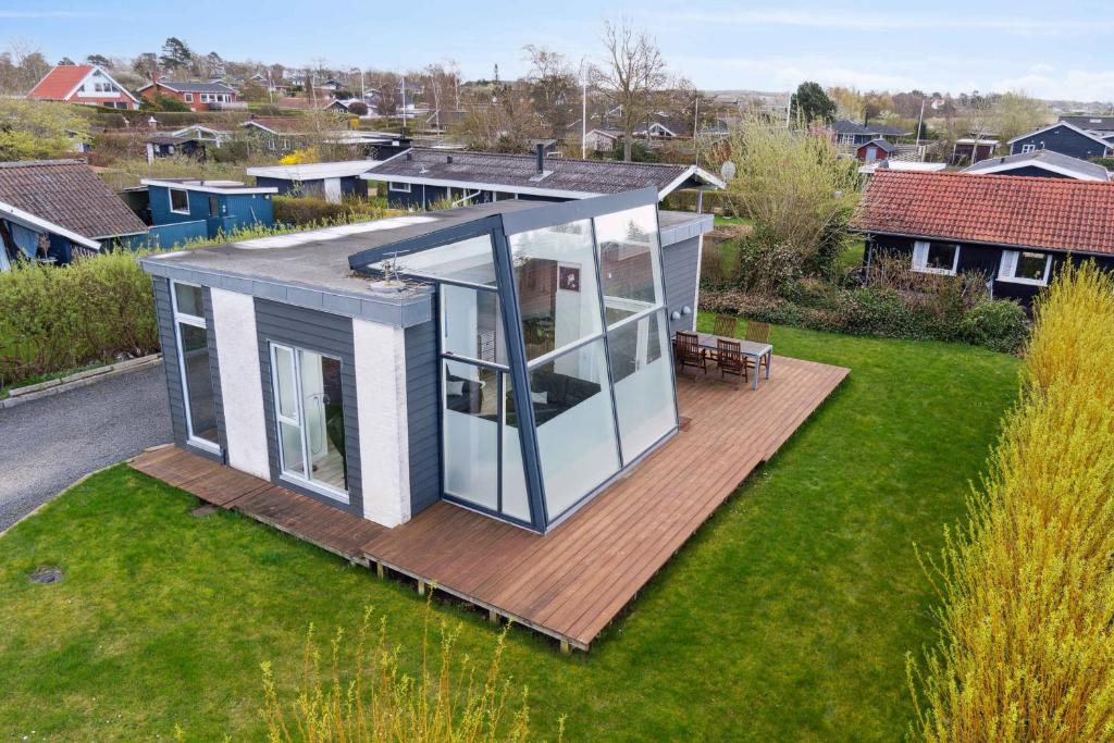 eine Luftansicht eines Hauses mit einer Terrasse in der Unterkunft Modern Summer House With Fantastic Skylight, in Slagelse