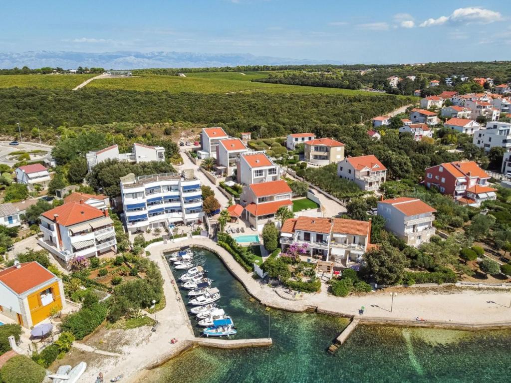 Luftblick auf ein Resort mit Yachthafen in der Unterkunft Apartmani Sollei in Petrcane