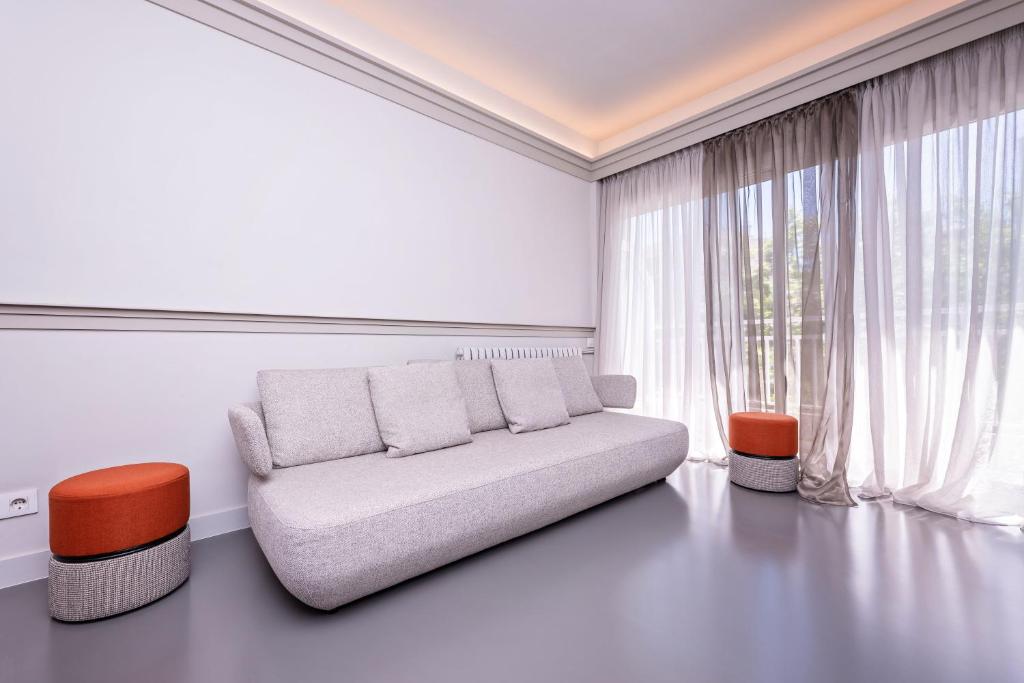 sala de estar blanca con sofá y ventana en Sweet Inn - Gaudi Avenue, en Barcelona
