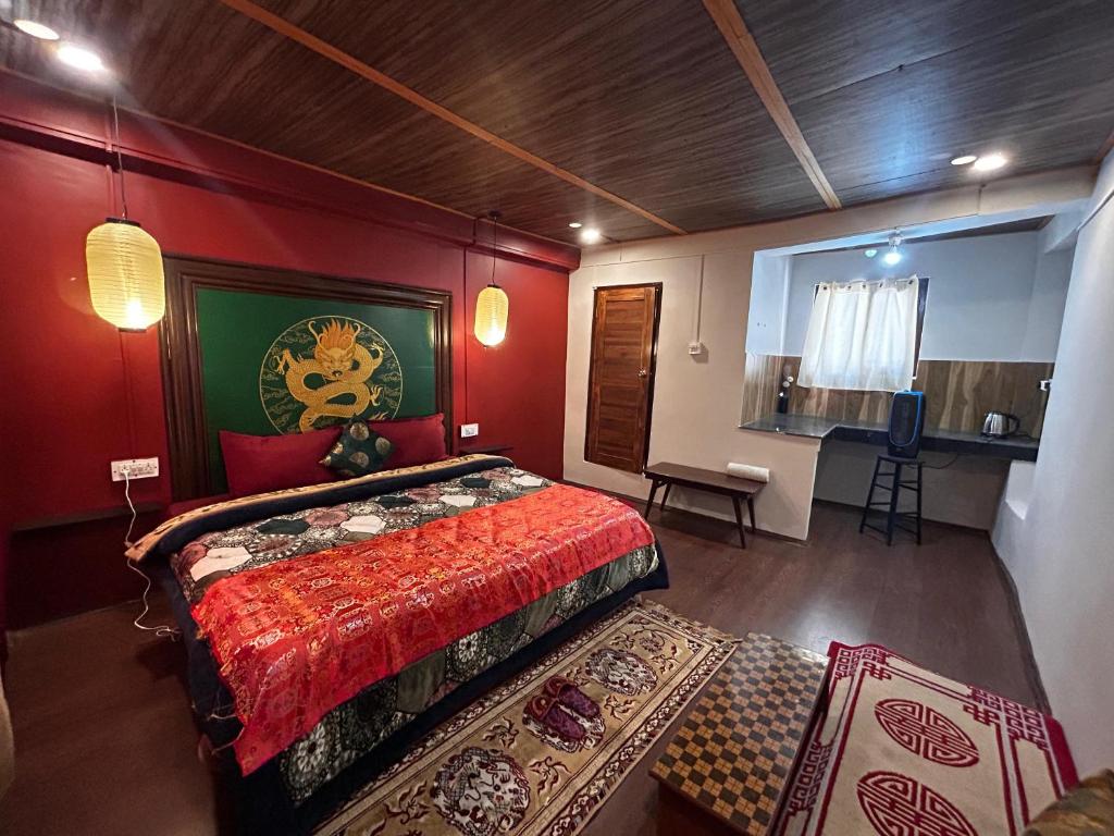 Kyelang Times في Kyelang: غرفة نوم بسرير بجدار احمر