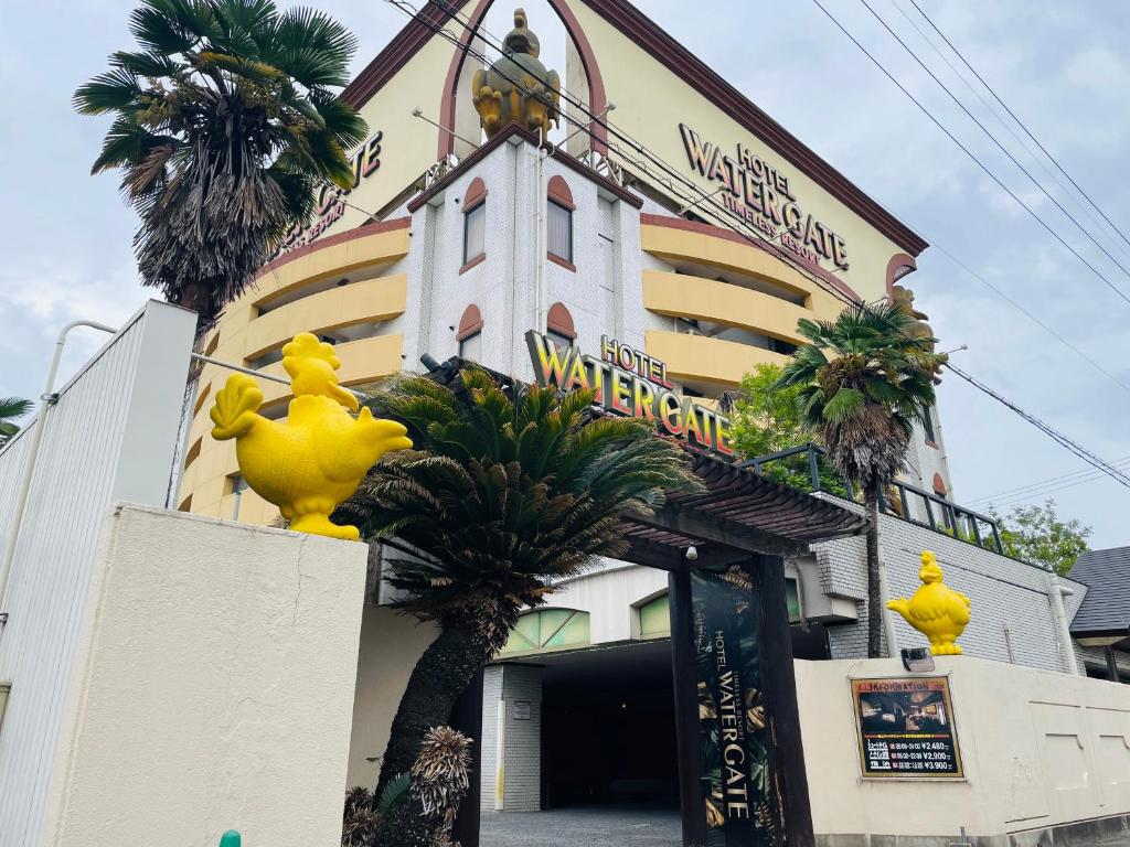 um edifício com uma placa na frente dele em Hotel Water Gate Gifu (Adult Only) em Gifu