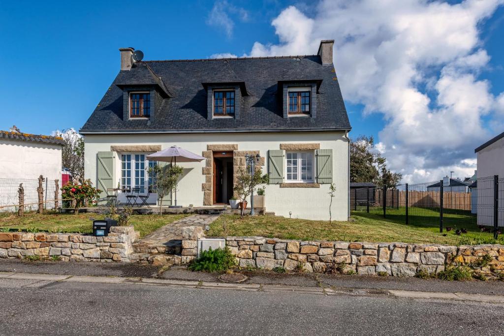 a white house with a black roof at Typenhir in Camaret-sur-Mer