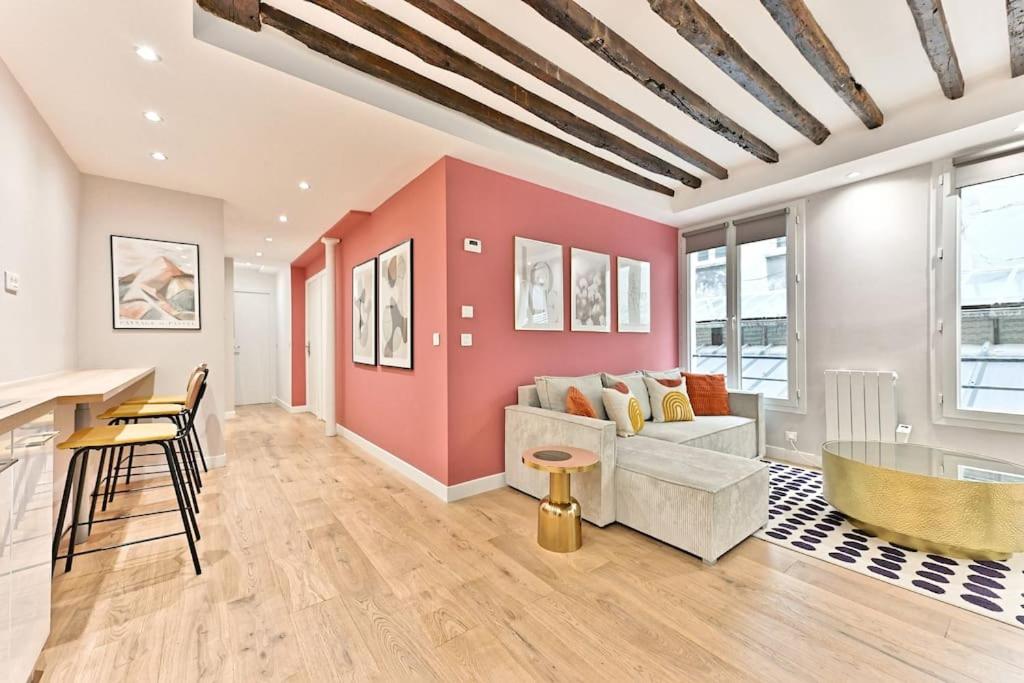 un salon avec un canapé et une table dans l'établissement Appartement 3 chambres Paris Sentier, à Paris
