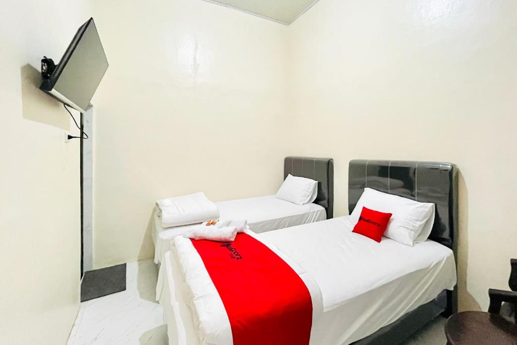 RedDoorz @ Gunari Guest House Merek Karo - Deluxe Tweepersoonskamer Met 2 Aparte Bedden