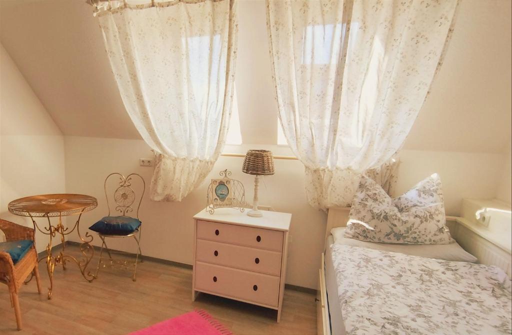 Postel nebo postele na pokoji v ubytování Küstenliebe Gartenpension & Ferienwohnungen