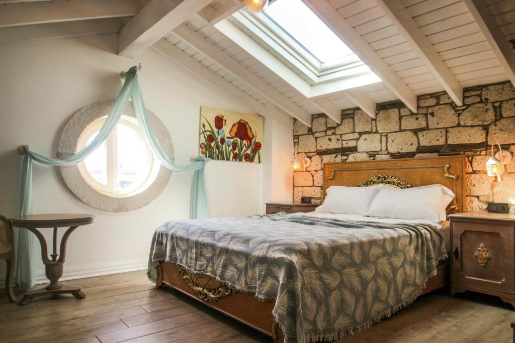 Postel nebo postele na pokoji v ubytování CASA RUBİNO BUTİK OTEL