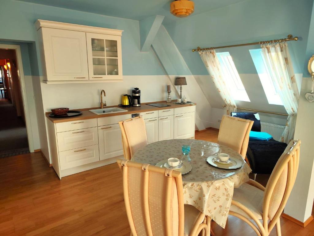 Kuchyň nebo kuchyňský kout v ubytování Küstenliebe Gartenpension & Ferienwohnungen