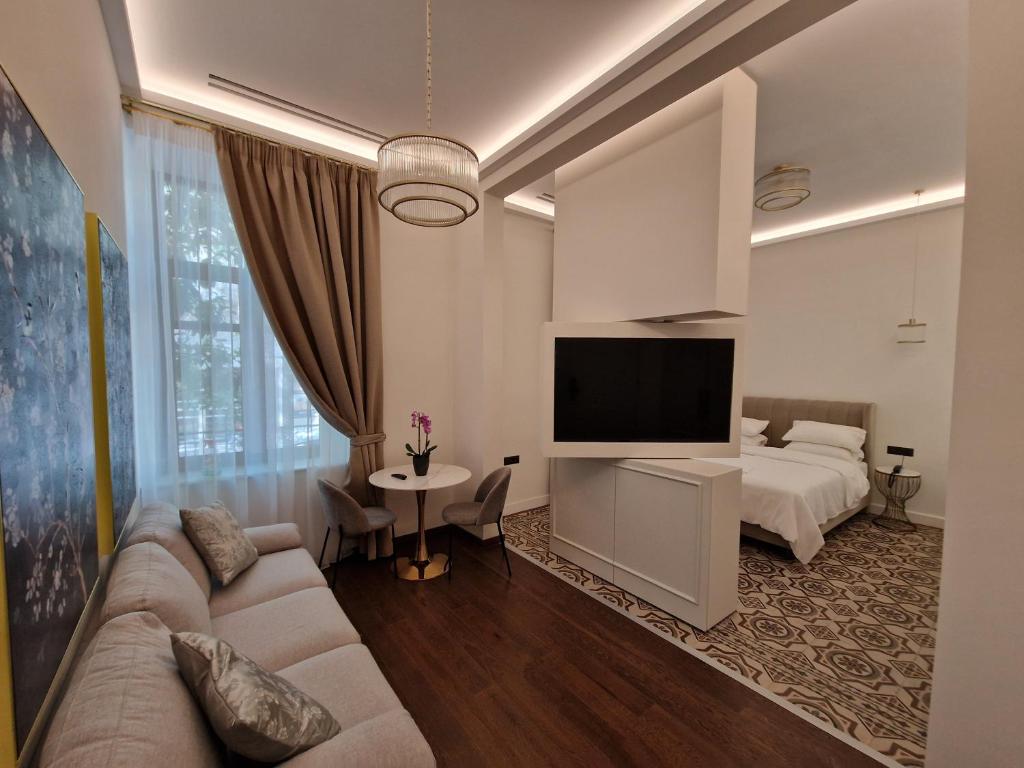 un soggiorno con divano e letto di Jensen Luxury Suites a Città di Rodi