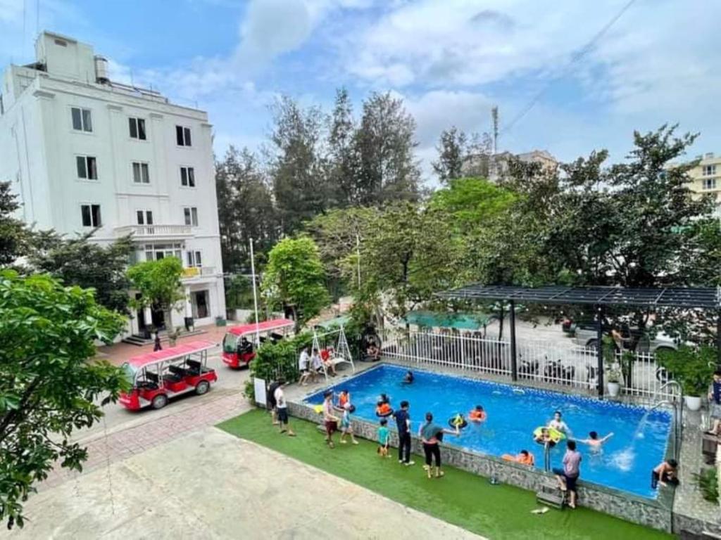un groupe de personnes autour d'une piscine dans l'établissement Casablanca Hotel Thanh Hóa, à Thanh Hóa