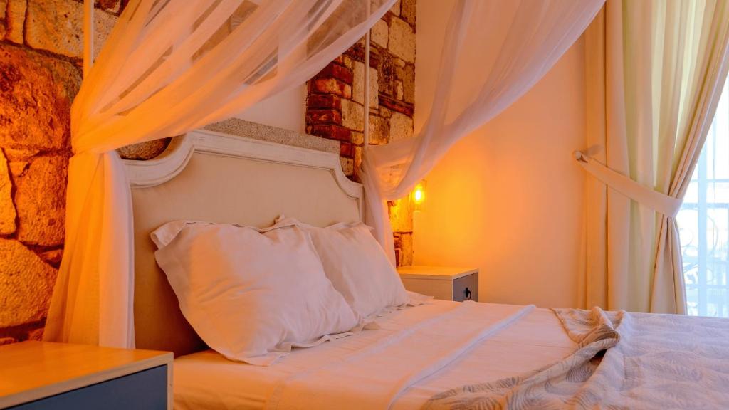 Postel nebo postele na pokoji v ubytování CASA RUBİNO BUTİK OTEL