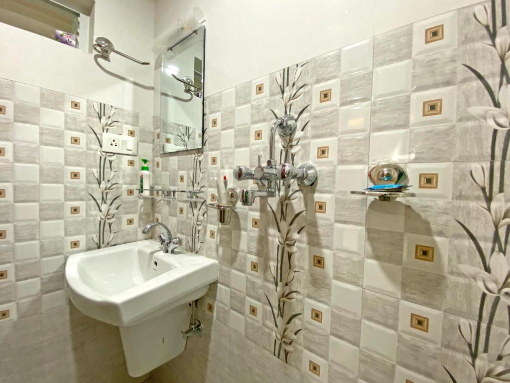 uma casa de banho com um lavatório e um espelho em Hotel Lumbini Airport em Kathmandu