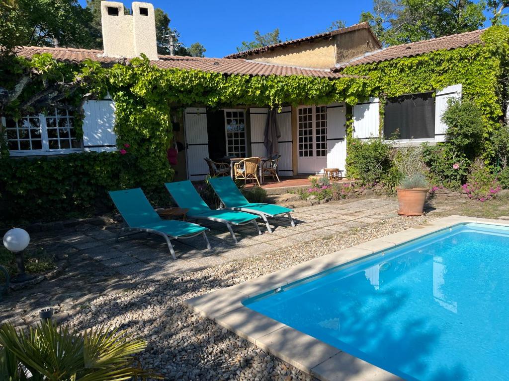 uma casa com piscina no quintal em Les Mille Mimosas em Les Assions
