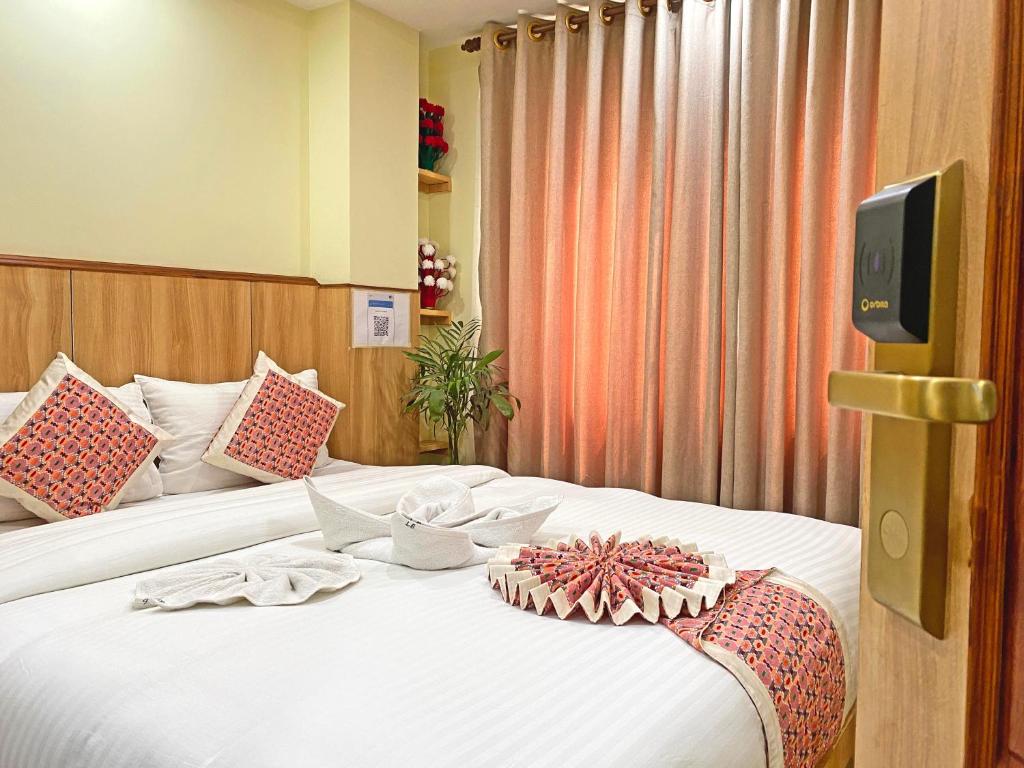 Postel nebo postele na pokoji v ubytování Hotel Lumbini Airport
