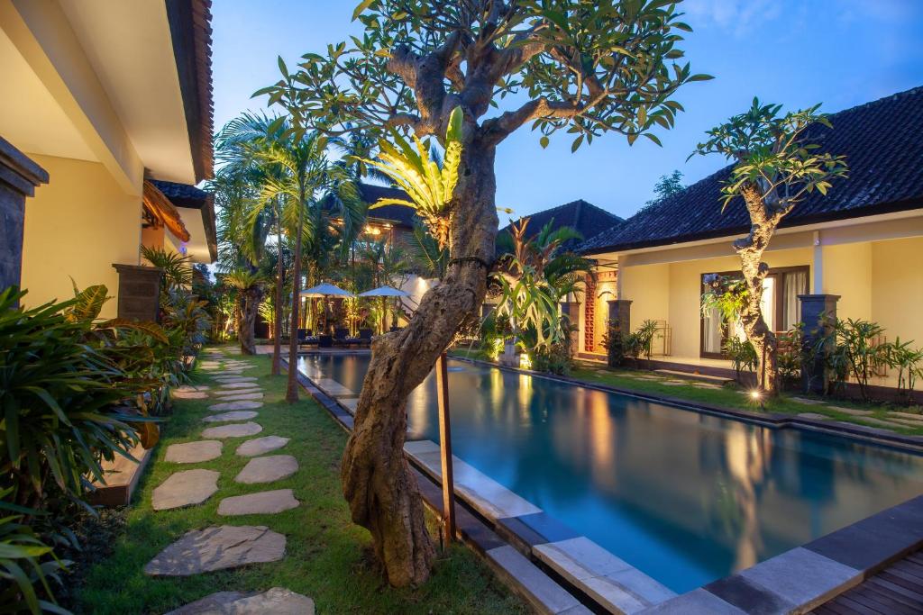 una imagen de una villa con piscina en d'kamala, en Ubud
