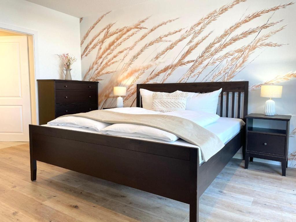 une chambre avec un lit et deux tables de nuit dans l'établissement Haus-Nordseebrandung-FeWo-9, à Cuxhaven