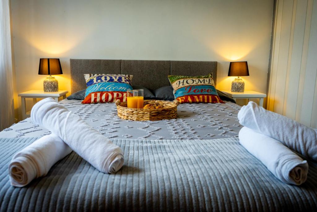 Una cama con un montón de almohadas. en Warm Home for Your Ideal Retreat en Birmingham