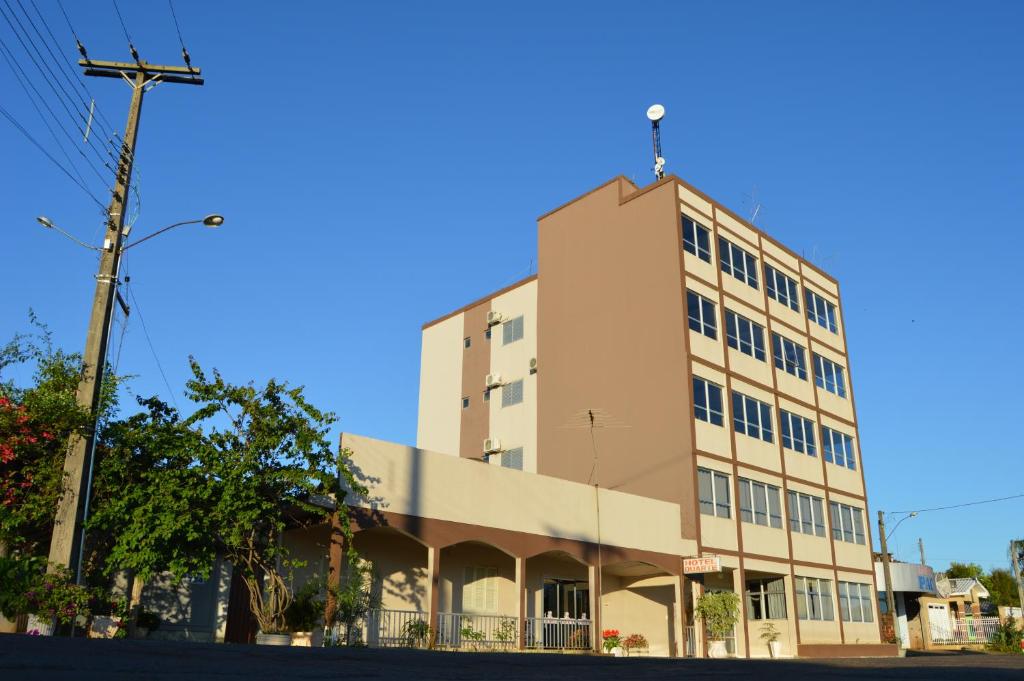 un edificio con una cruz encima en Hotel Duarte, en Palmitinho