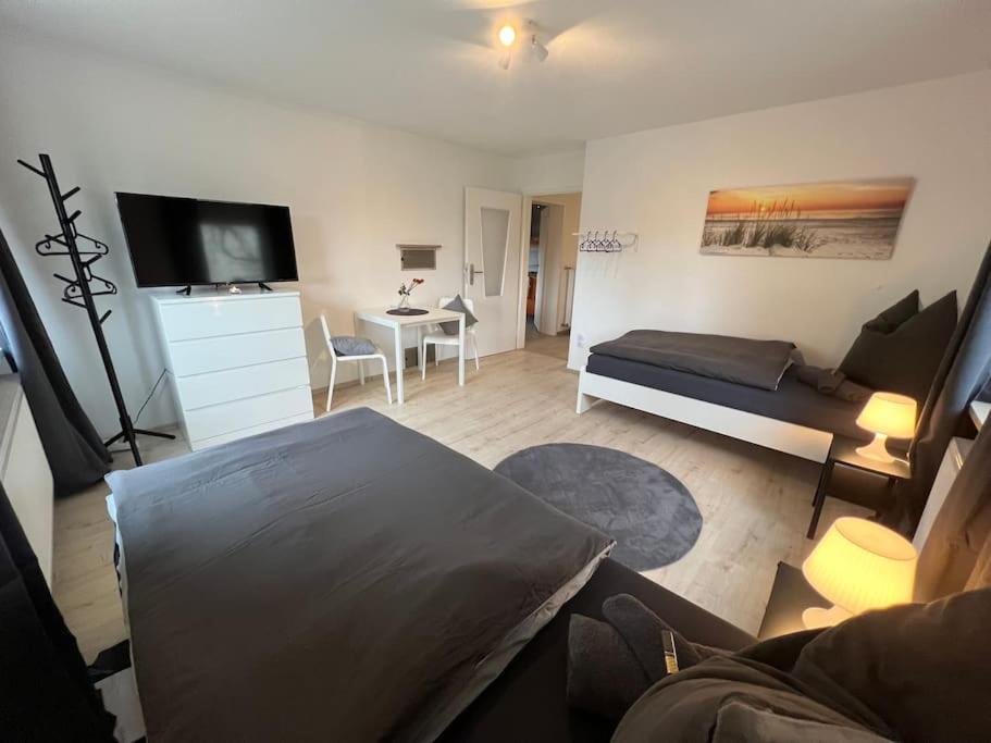 a living room with a couch and a table with a tv at NÜ03-BP Haus für Firmen in Zirndorf