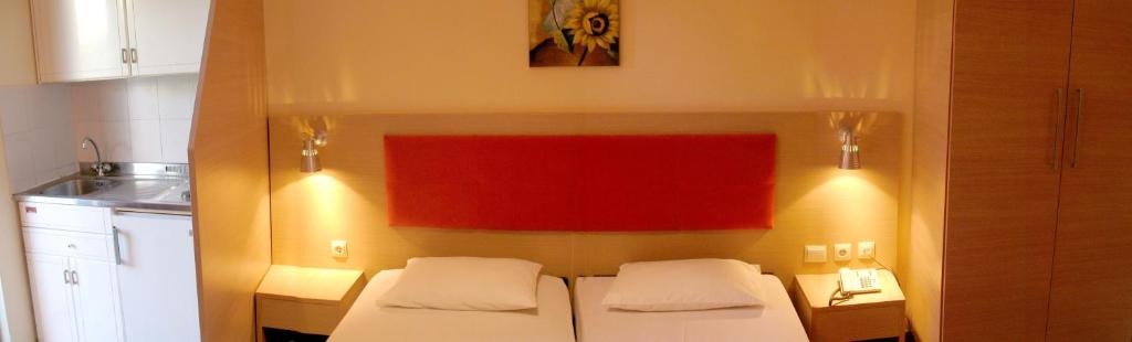 Philoxenia Hotel & Studios - 4