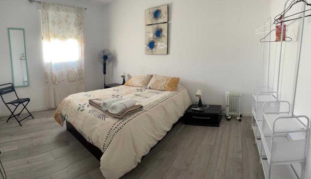 um quarto com uma cama e cadeiras em Home Jv 1 em Getafe