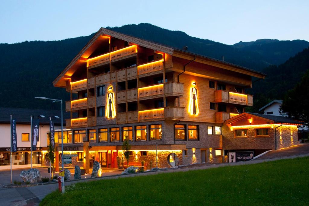 Nespecifikovaný výhled na hory nebo výhled na hory při pohledu z hotelu