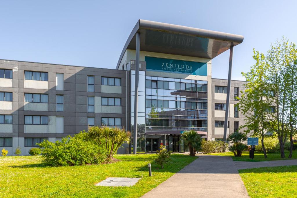 an office building with a sign that reads katalinia at Zenitude Hôtel-Résidences Nantes Métropole in Nantes