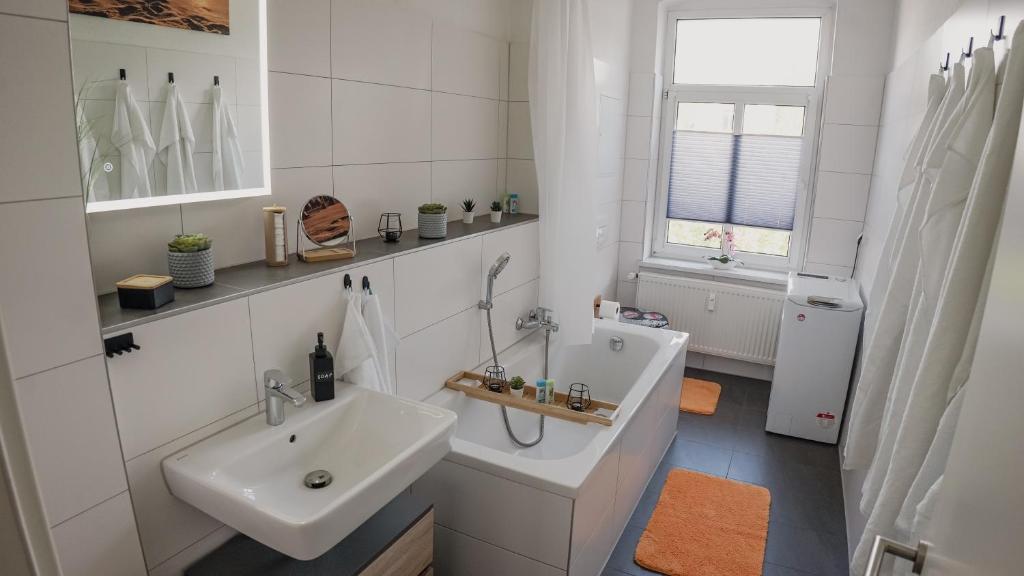 Baño blanco con lavabo y bañera en *NEU*Family&Work*WLAN*Ntflx*Cozy*Zentrum*TopLage, en Chemnitz