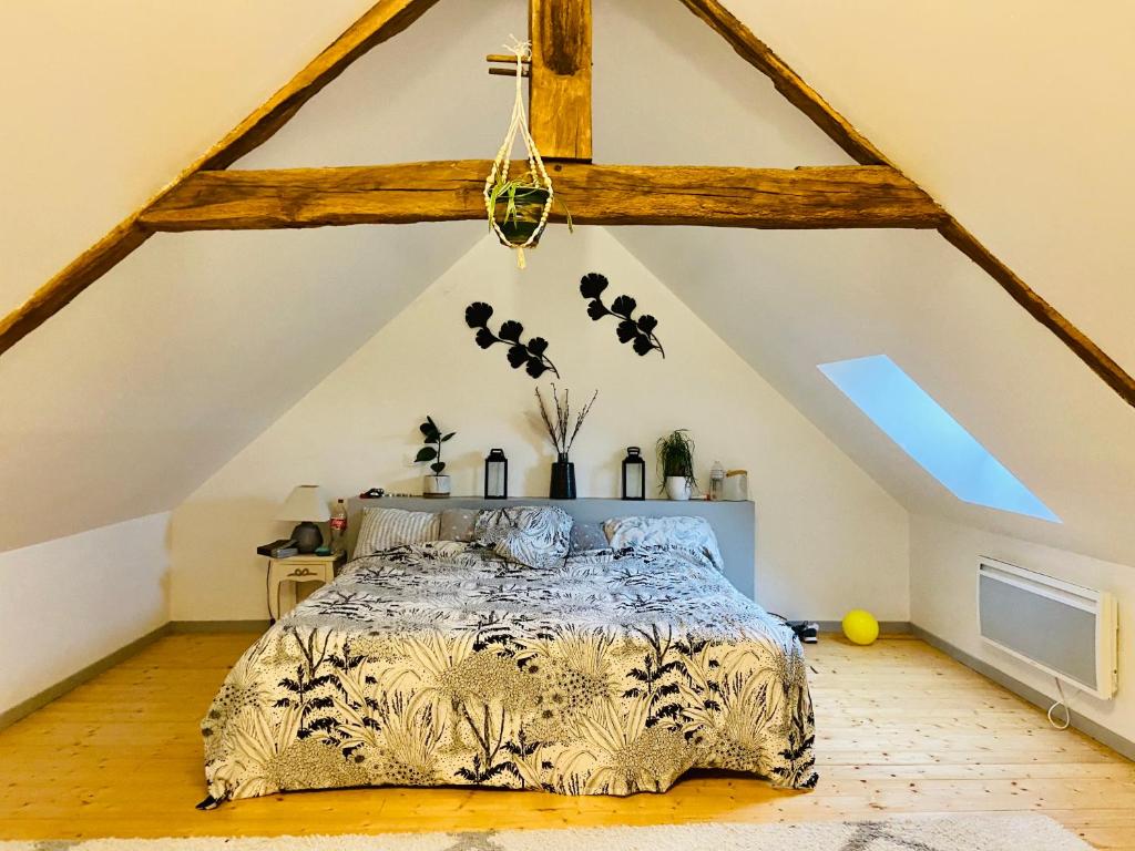 une chambre avec un lit dans un grenier dans l'établissement Villiers 36, à Villiers