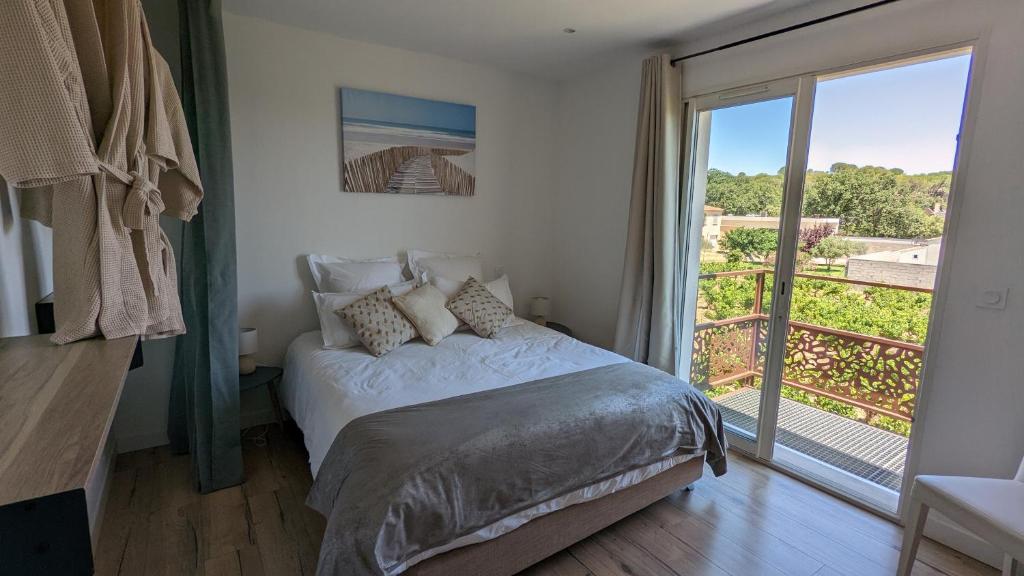 ein Schlafzimmer mit einem Bett und einem großen Fenster in der Unterkunft Chambre L à Tavel in Tavel
