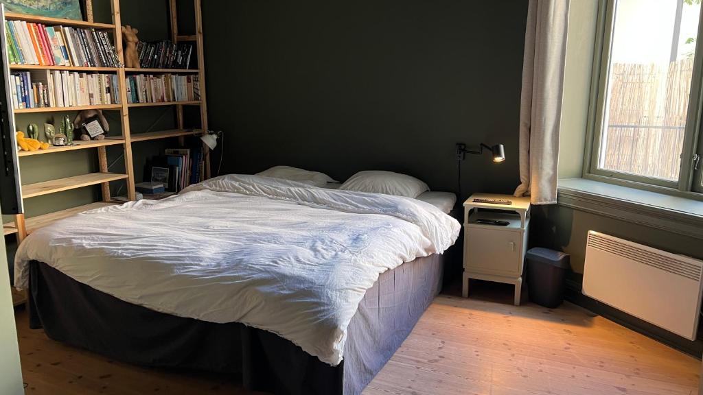 En eller flere senge i et værelse på Bright apartment in historic house downtown Oslo