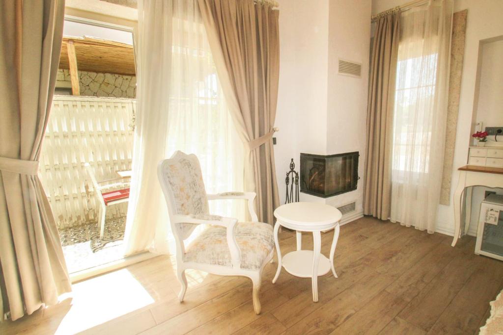 TV a/nebo společenská místnost v ubytování CASA RUBİNO BUTİK OTEL