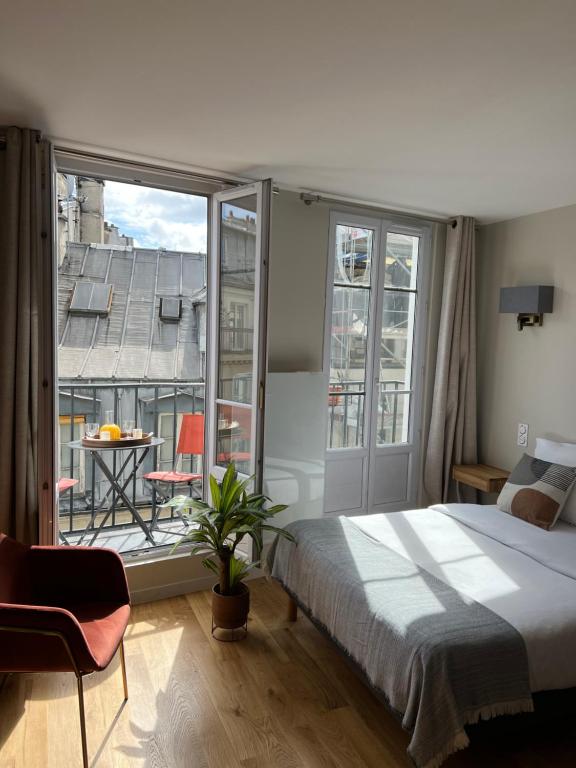 1 dormitorio con cama y ventana grande en Quartierlatin apartment en París