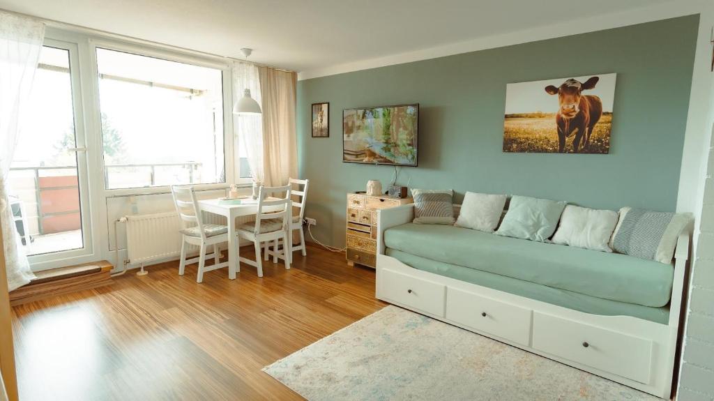 - un salon avec un canapé et une table dans l'établissement Appartement Honey, à Sankt Englmar