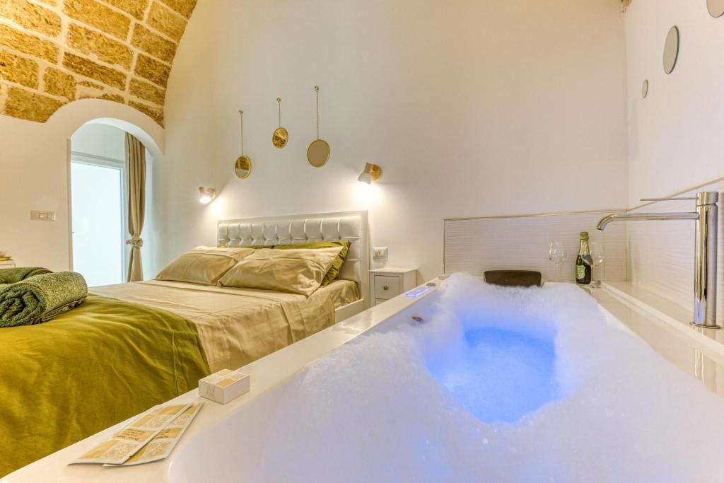 Andrea's luxury home climatizzata con vasca idromassaggio nel centro storico tesisinde bir odada yatak veya yataklar