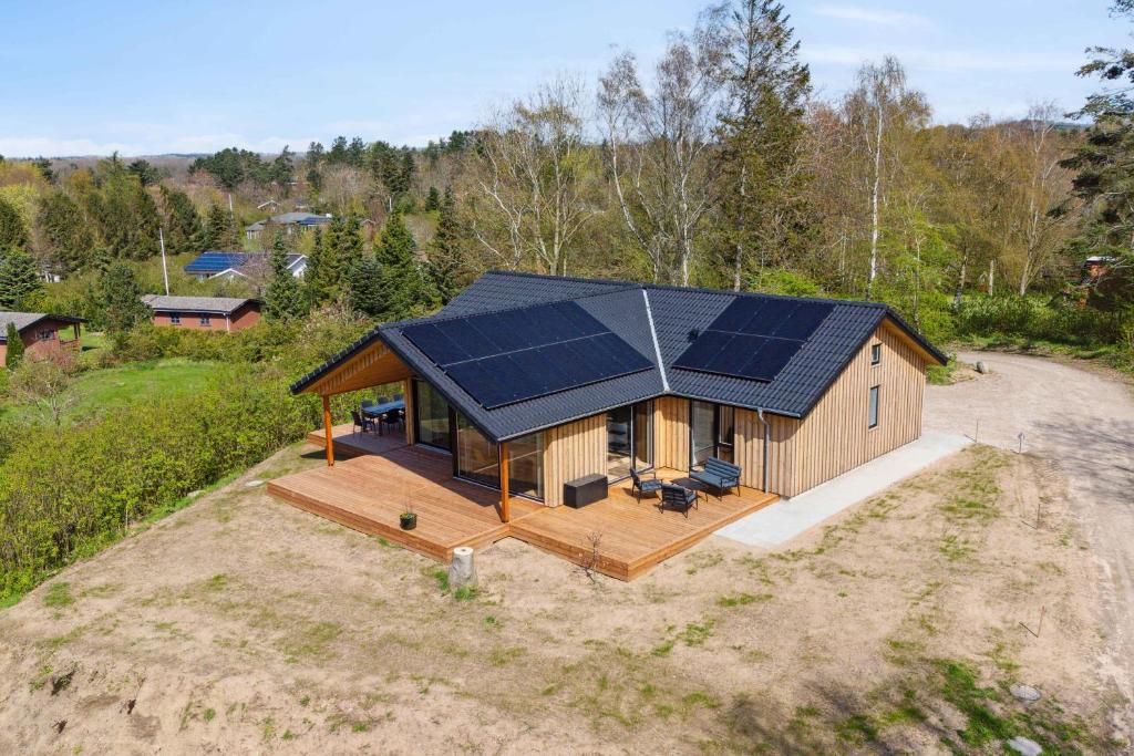 - une vue sur une maison dotée d'un toit solaire dans l'établissement Impressive Holiday Cottage, By The Helsns Bay!, à Millinge