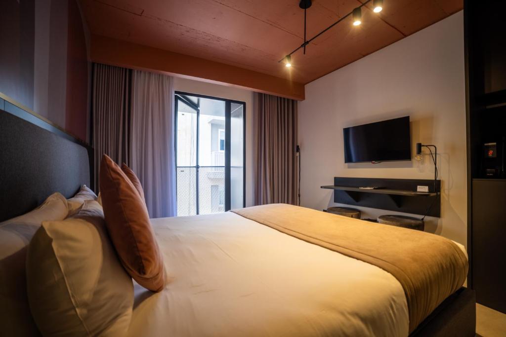 Eleven by Warren Collection - 9