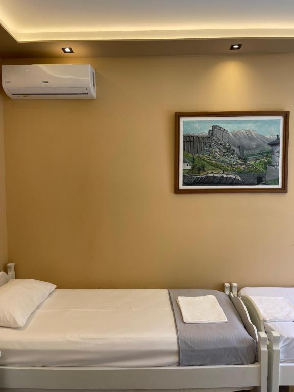 Postel nebo postele na pokoji v ubytování Latifi Guesthouse