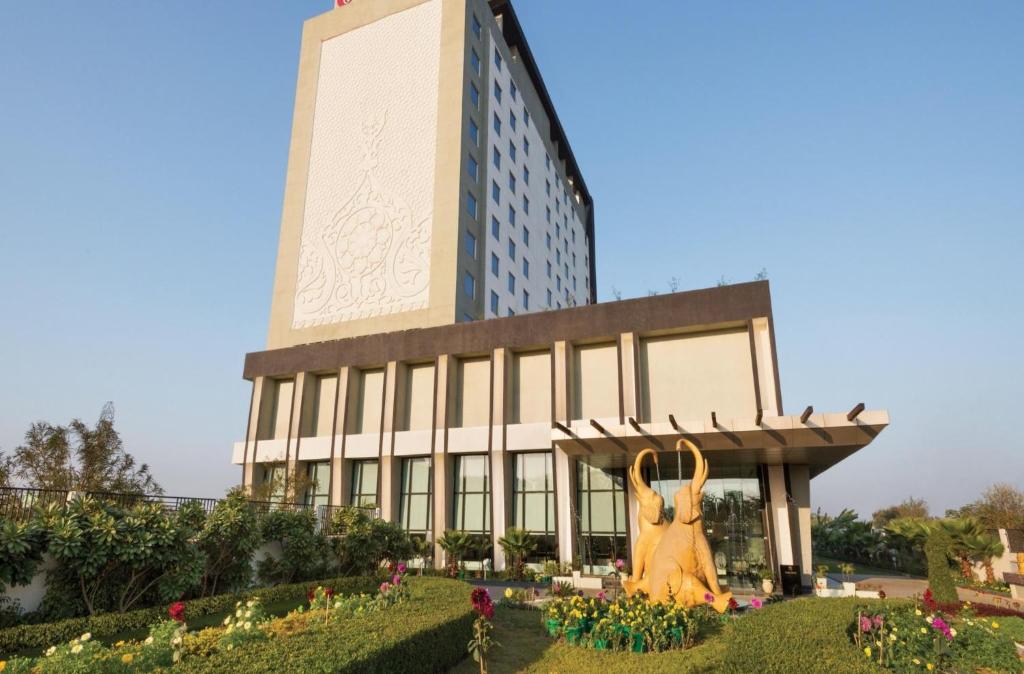 un edificio con una estatua de un conejo delante de él en Saura Hotel, Agra, en Agra