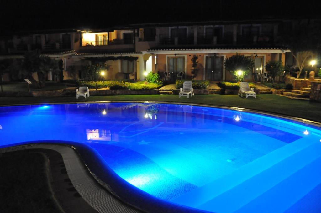 Bazén v ubytování Hotel Su Giganti nebo v jeho okolí