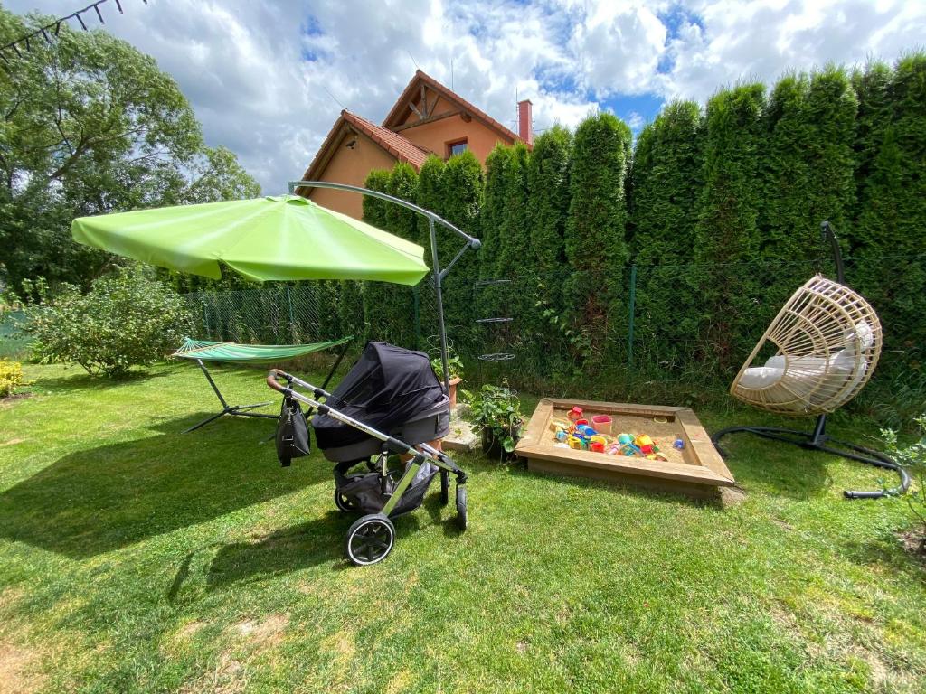 Ogród w obiekcie Apartmány U Jeřábků