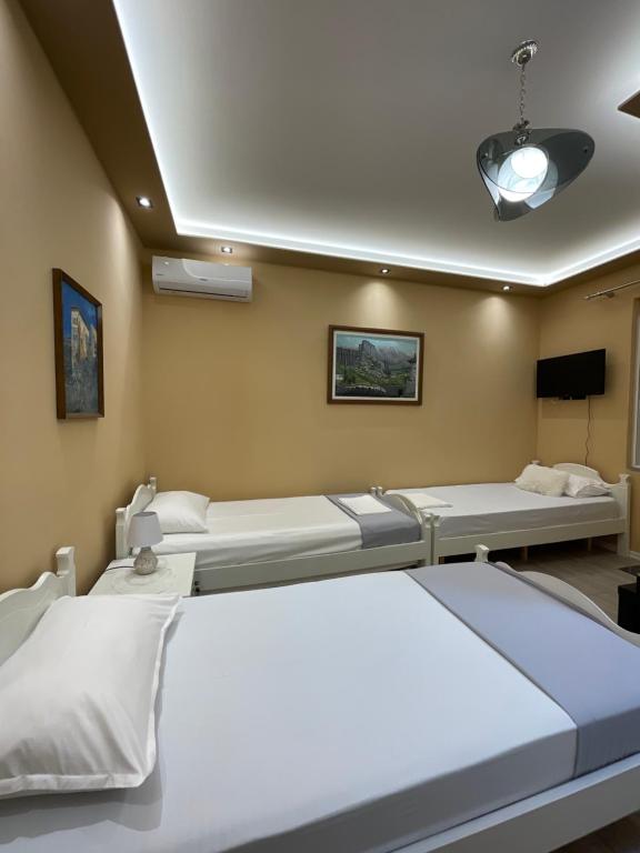 Postel nebo postele na pokoji v ubytování Latifi Guesthouse