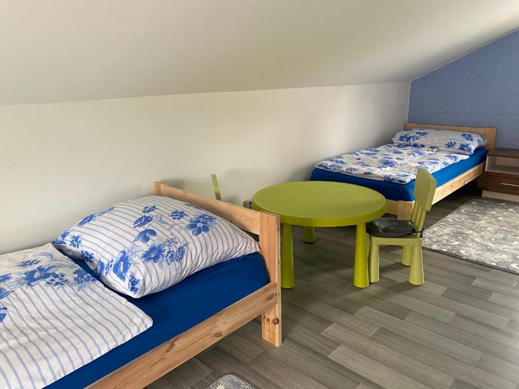 Łóżko lub łóżka w pokoju w obiekcie Apartmány U Jeřábků