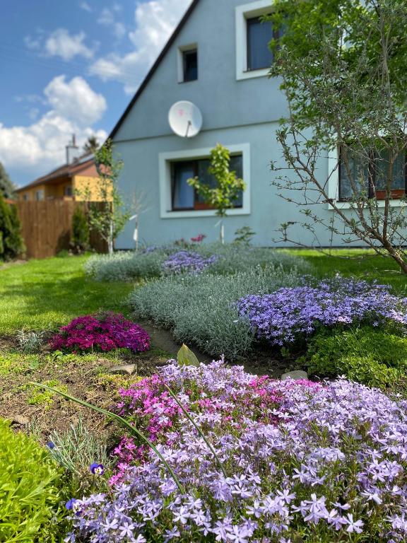 Ogród w obiekcie Apartmány U Jeřábků