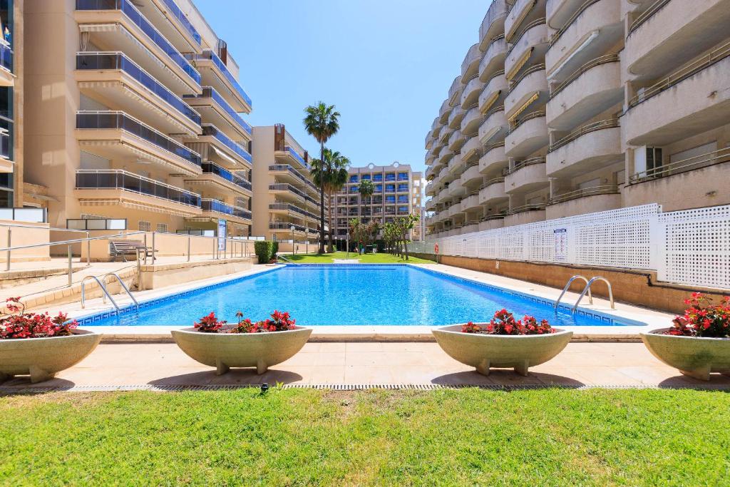 una piscina frente a un edificio en Ventura 1 Planet Costa Dorada, en Salou