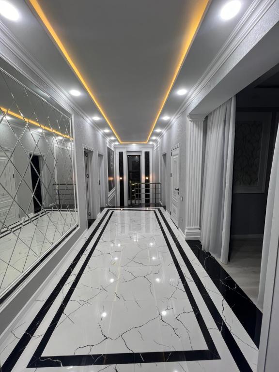un couloir avec une piste de danse éclairée dans l'établissement My_willa_Buzovna, à Zağulba Bağları