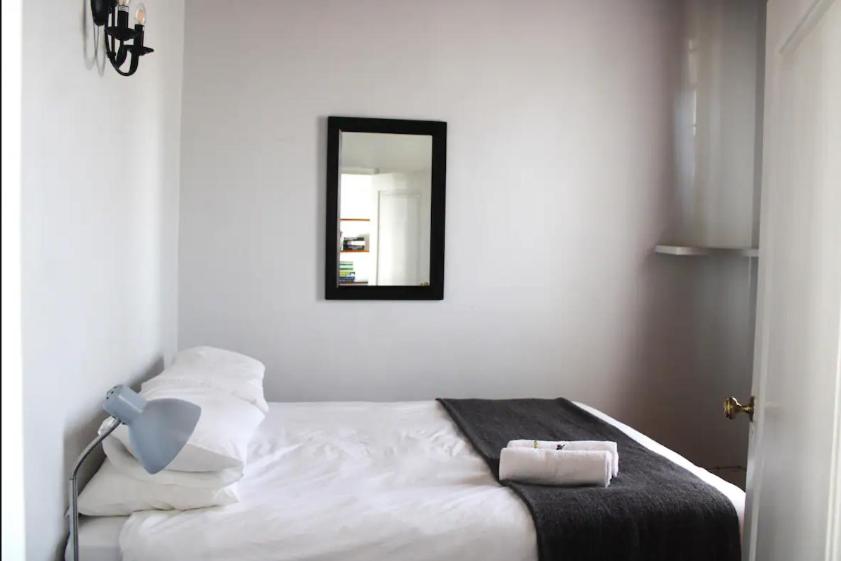 Ένα ή περισσότερα κρεβάτια σε δωμάτιο στο 2 Bedroom Cottage by ARPA Hospitalities