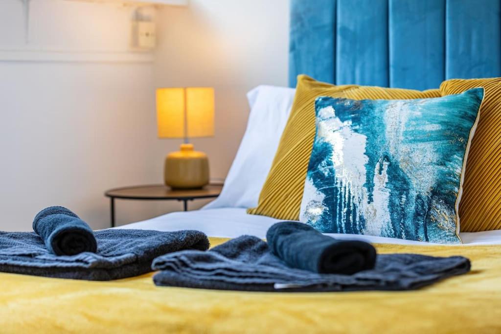 ein Bett mit zwei Handtüchern und einem Kissen darauf in der Unterkunft Central Winchester Apartment with Free Parking Sleeps 6 in Winchester