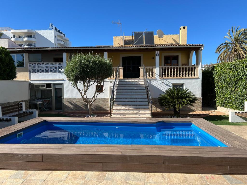 Bazén v ubytování Villa Raphael 8 personas con piscina nebo v jeho okolí