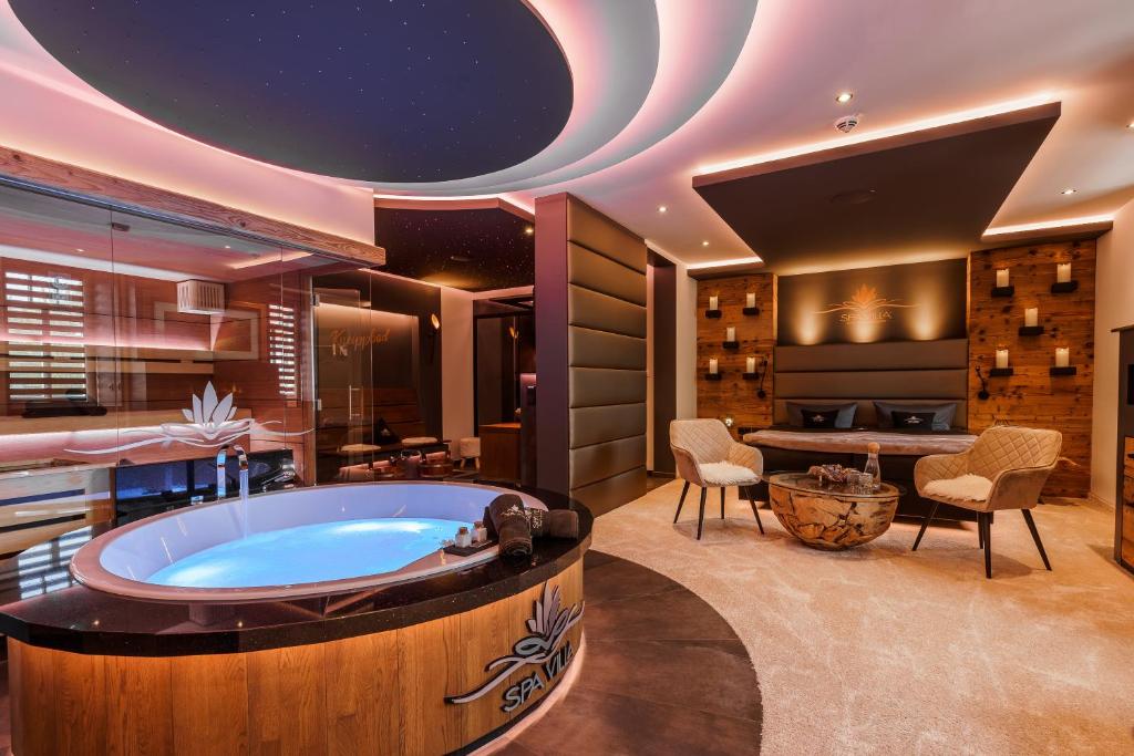 uma grande casa de banho com jacuzzi em Spa Villa Beauty & Wellness Resort em Wingerode