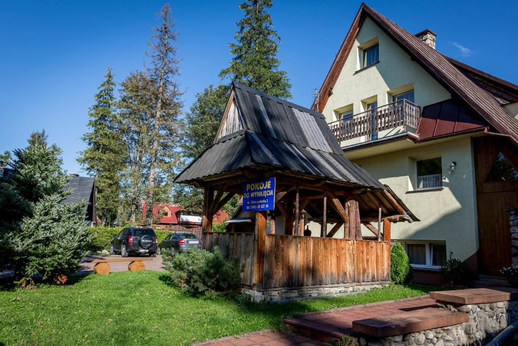 una casa con gazebo in cortile di Pokoje Gościnne Baron a Zakopane